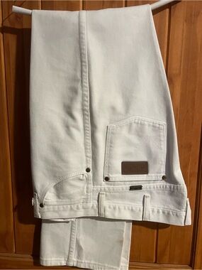 Wrangler White Straight Men’s Jeans with Leather Patch